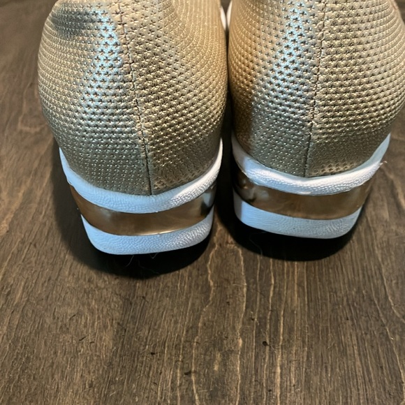 SZ 9 KENNETH COLE GOLD & WHITE TEXTILE FAY SNEAKER - Picture 3 of 6